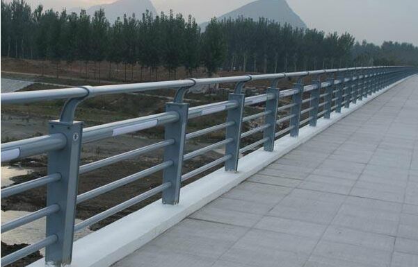 橋梁護(hù)欄的設(shè)計(jì)要考慮哪些因素呢?